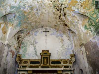 Sul fondo fa bella mostra di s� anche un altare sormontato in alto da una croce